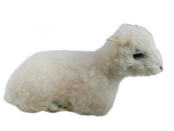 Hirte mit Lamm - in Naturtönen gekleidet